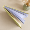 Kollane sametine fotoalbum valgete lehtede, kuldsete nurgakaitsmete ja minimalistliku lillemustriga kaanel.