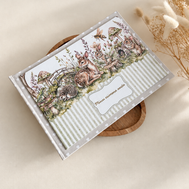 Loodusmotiividega beebialbum „Minu esimene aasta“ metsloomade, lillede ja õrnades toonides kujundusega.