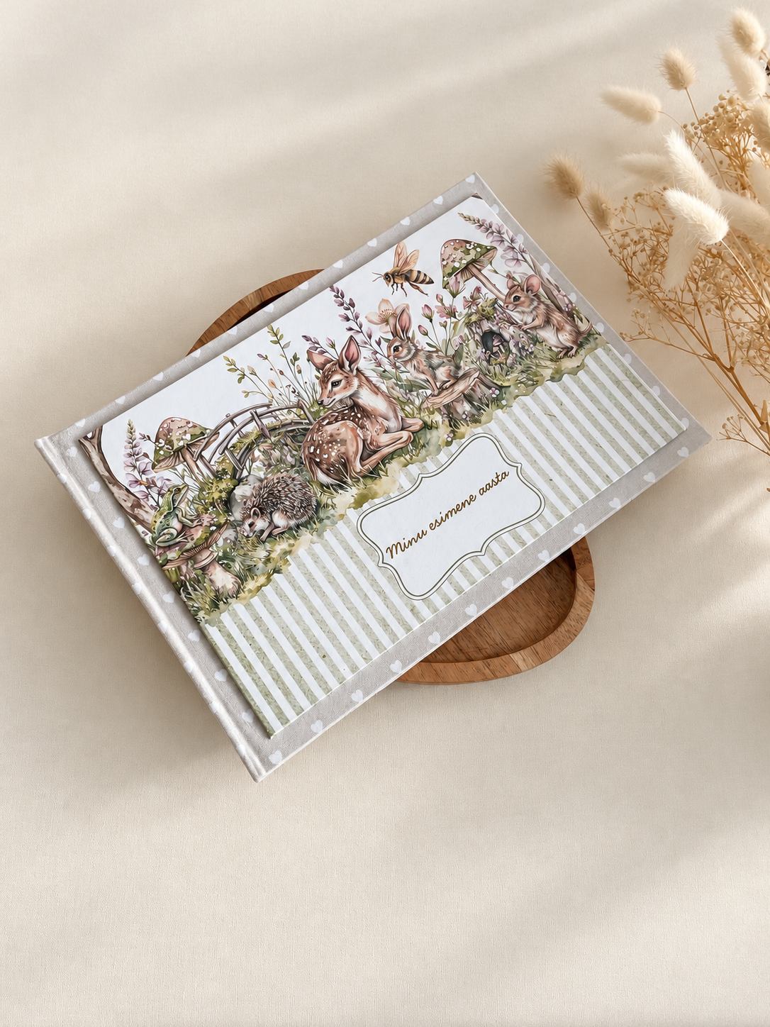 Loodusmotiividega beebialbum „Minu esimene aasta“ metsloomade, lillede ja õrnades toonides kujundusega.