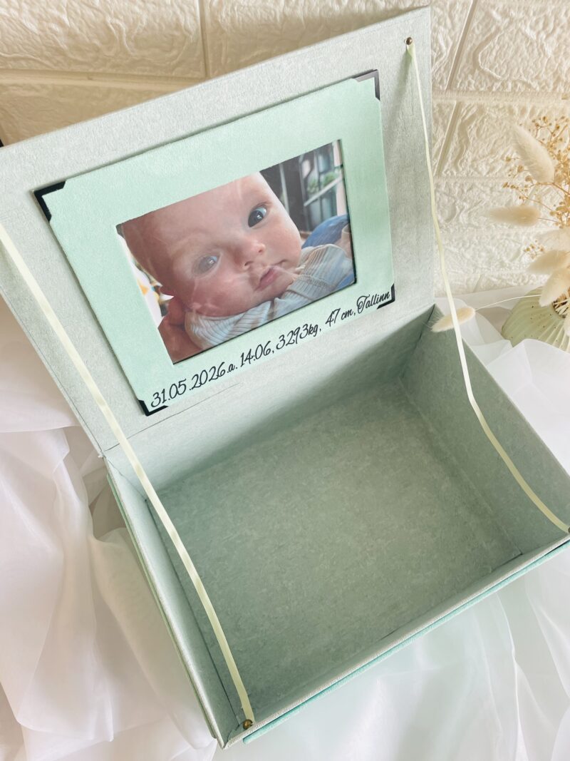 Beebi mälestustelaegas Beebi mälestuslaeka sisekülg atsetaatkilega kaitstud fotokohaga